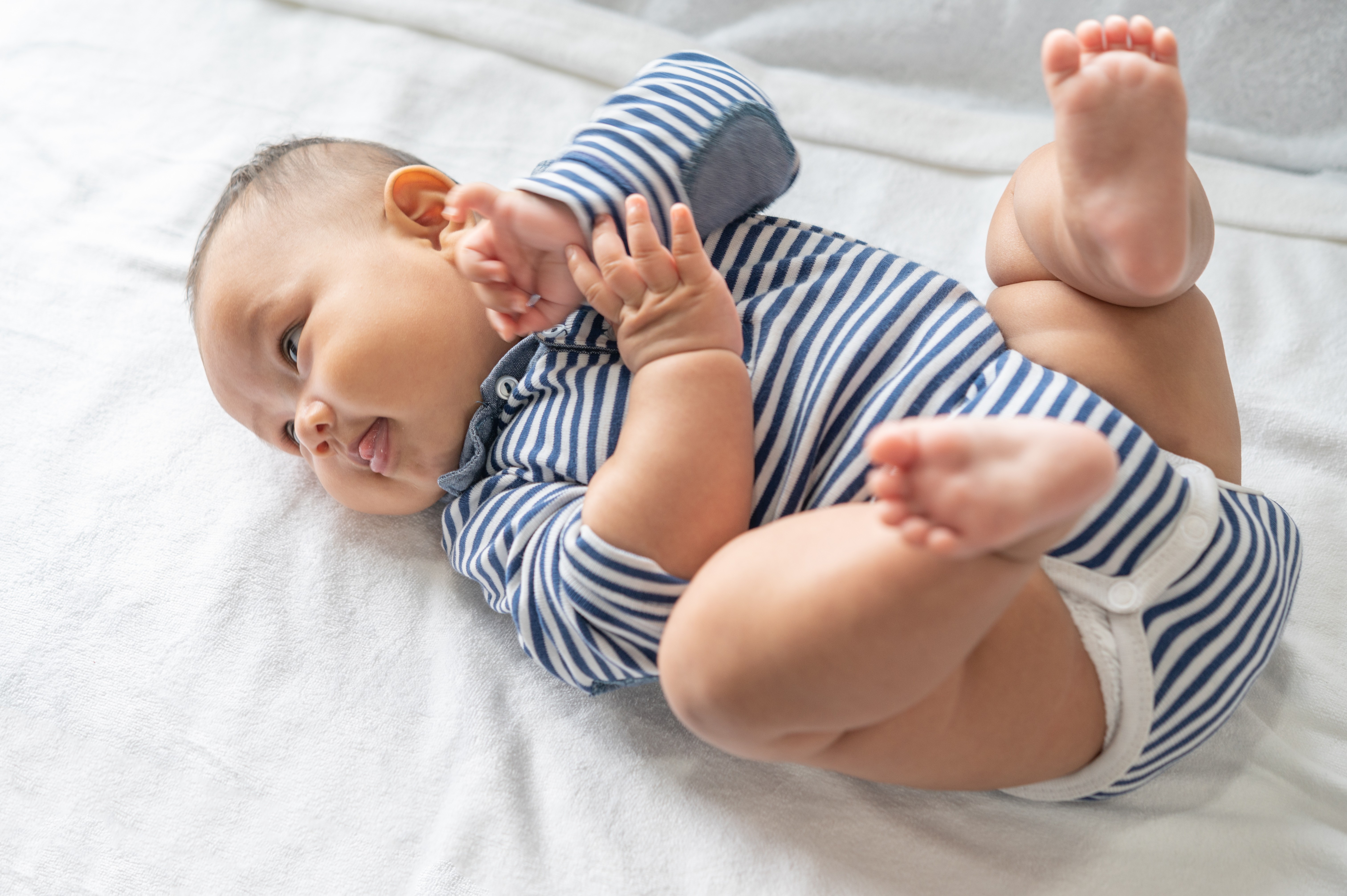 bayi belum tengkurap, cara melatih tummy time, stimulasi motorik bayi, milestone bayi, tips bayi belajar tengkurap, Bunda, si Kecil
